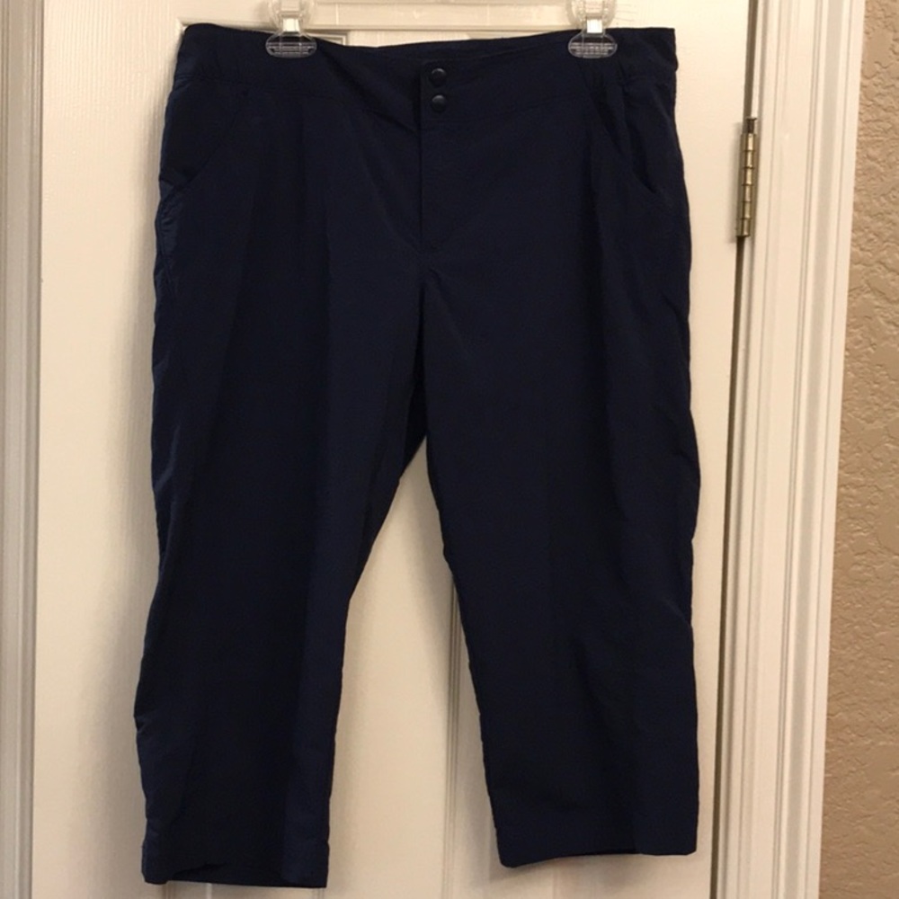 Columbia Capri pants Navy size medium gently used